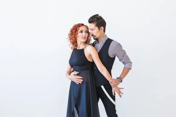 Dança social, kizomba, tango, salsa, conceito de pessoas - belo casal bachata dançante em fundo branco com espaço de cópia — Fotografia de Stock