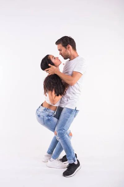 白い背景の上のサルサ、kizomba、バチャータ ダンサー。社交ダンスの概念 — ストック写真