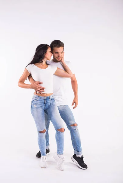 Страстная пара танцует социальный данс кизомба или бачата или семба или тараксия на белом фоне — стоковое фото