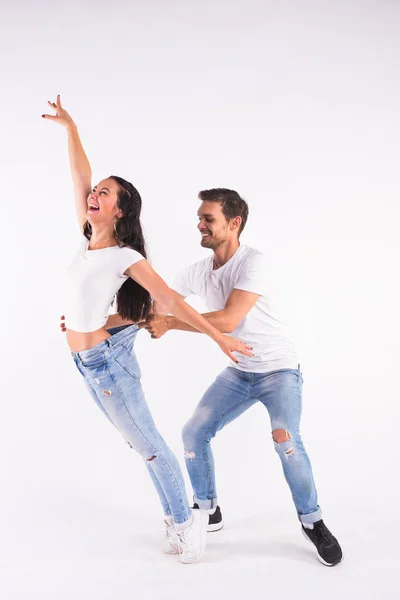 Casal apaixonado dançando social danse kizomba ou bachata ou semba ou taraxia no fundo branco — Fotografia de Stock