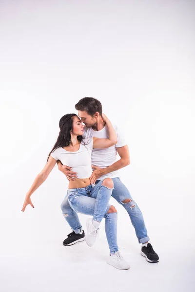 Bailarinas de salsa, kizomba y bachata sobre fondo blanco. Concepto de danza social — Foto de Stock