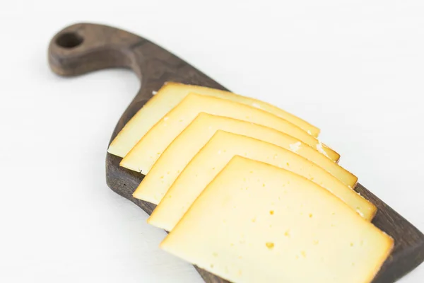 Čerstvé produkty. Plátkový sýr na rustikální stůl. — Stock fotografie