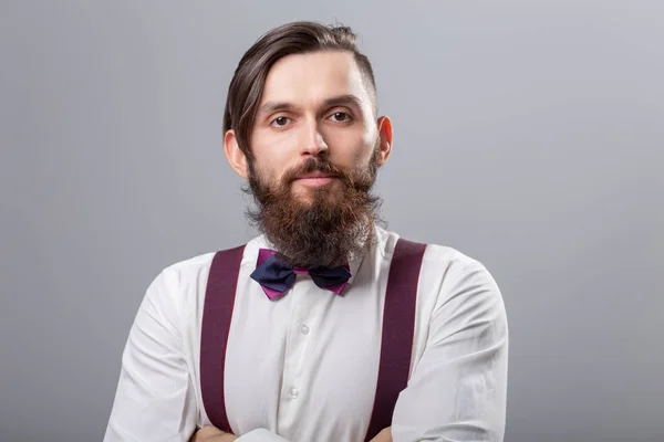 Persone, moda e concetto di stile ritratto ravvicinato di giovane hipster maschile elegante su sfondo grigio — Foto Stock