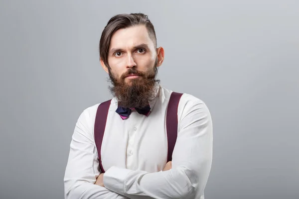Pessoas, estilo e conceito de moda - Retrato de homem barbudo vestido de camisa branca sobre fundo cinza — Fotografia de Stock