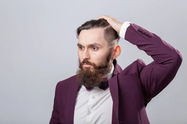 Pessoas, conceito elegante e de moda - Homem hipster barbudo atraente posando sobre fundo cinza — Fotografia de Stock