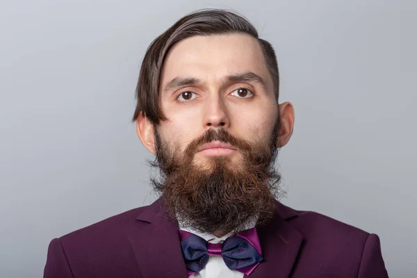 Persone, stile e concetto di moda - Ritratto di uomo bello barbuto su sfondo grigio — Foto Stock