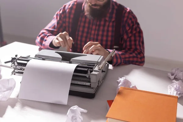 Vintage, escritor y concepto hipster - joven escritor elegante que trabaja en la máquina de escribir — Foto de Stock