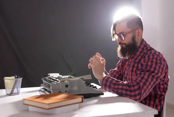 Gente, escritor y concepto hipster - joven escritor elegante que trabaja en la máquina de escribir — Foto de Stock