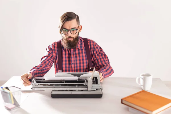 Concept de personnes et de technologie - Portrait d'un homme barbu en chemise à carreaux tapant sur fond gris — Photo