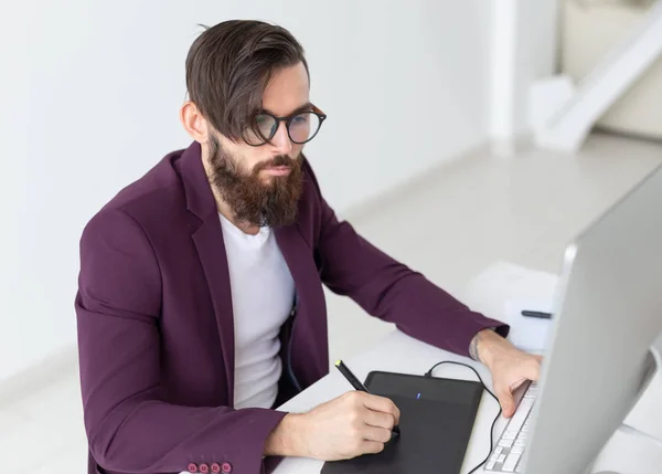 Concepto de personas y tecnología - Hombre atractivo con barba, vestido con chaqueta púrpura trabajando en el ordenador — Foto de Stock