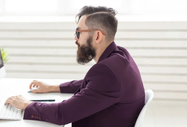 Concepto de personas y tecnología - Retrato de vista lateral del hombre guapo vestido con chaqueta púrpura trabajando en el ordenador — Foto de Stock