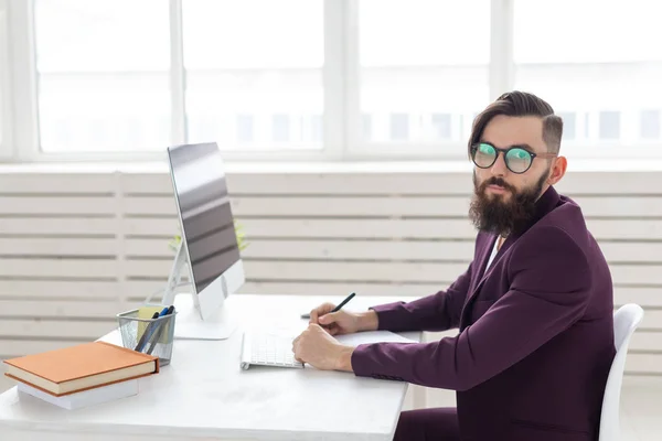 Gente, diseño y concepto de estilo - diseñador gráfico bosquejo nuevo proyecto en la tableta de trabajo en el ordenador — Foto de Stock