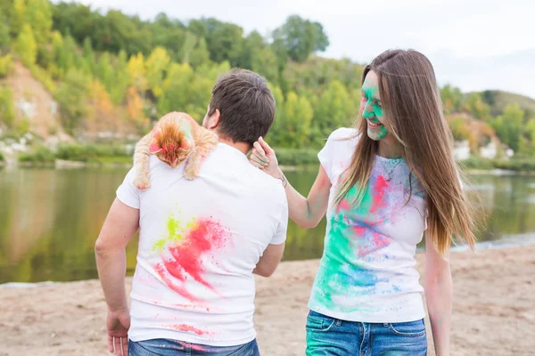 宠物, 夏天旅游业, 节日 holi 和自然概念-有趣的男人和女人与猫在自然背景 — 图库照片