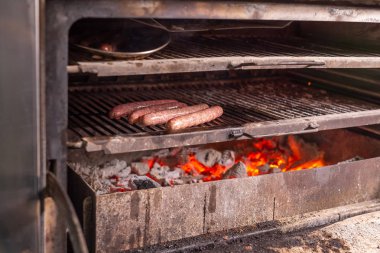 Yemek, lezzetli ve et yemekleri kavramı - Barbekü üzerinde hazırlanan at sosis