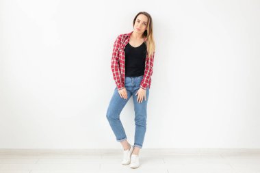İnsanlar ve moda kavramı - beyaz arka plan üzerinde ekose gömlekli çekici kadın portresi