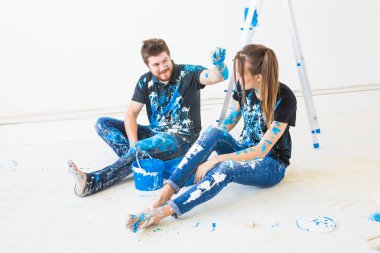 Kişi, yenileme ve iç kavramı - beyaz üzerinde oturan genç çift kat ve eğlenceli at break