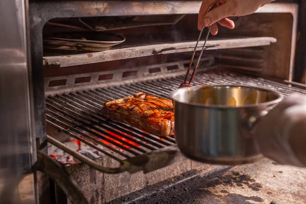 Food-Konzept - Steak wird mit Sauce überzogen — Stockfoto