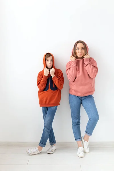 Día de las madres, los niños y el concepto de familia - adolescente abrazando a su madre en el fondo blanco — Foto de Stock