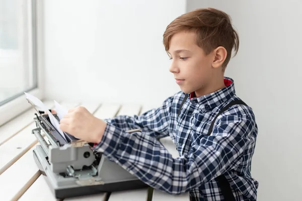 Día Mundial del concepto de escritor - Boy cambia el papel en la máquina de escribir —  Fotos de Stock