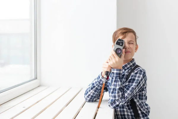 Fotograaf, kinderen en hobby concept - jongen houdt een oude camera — Stockfoto