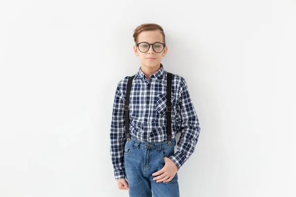 Adolescente, crianças e conceito de família - bonito adolescente menino posando no fundo branco — Fotografia de Stock