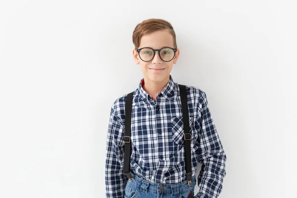 Adolescente, niños y concepto de familia - lindo adolescente posando sobre fondo blanco — Foto de Stock