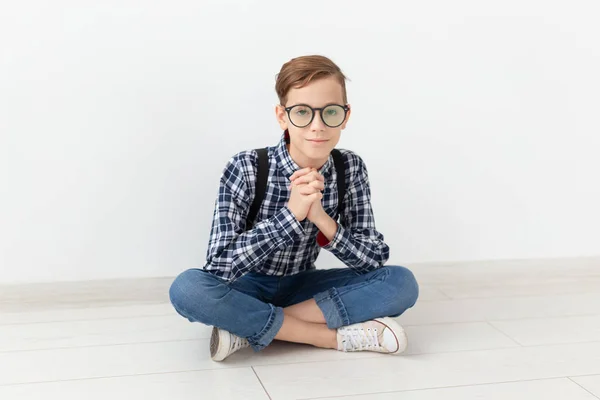 Teenager, Kinder und Familienkonzept - niedlicher Teenie-Junge posiert auf weißem Hintergrund — Stockfoto