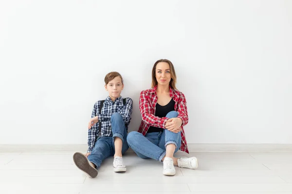 Día de las madres, los niños y el concepto de familia - Hermosa mujer y su hijo sobre fondo blanco — Foto de Stock