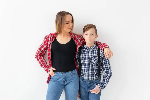 Día de las madres, los niños y el concepto de familia - Hermosa mujer y su hijo sobre fondo blanco — Foto de Stock