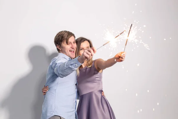 パーティー、家族と休日コンセプト - 白い背景の花火での記念日を祝うカップル — ストック写真