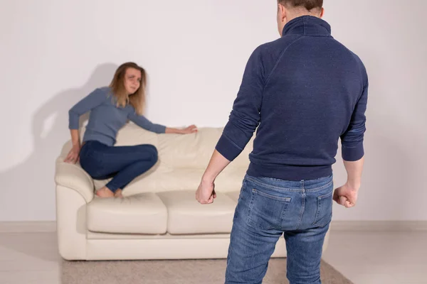 Concept d'alcoolisme, de violence domestique et de maltraitance - l'homme se saoule à la maison et prend sa colère contre sa femme — Photo