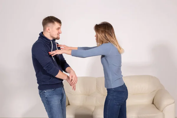 People, violence and abuse concept - Man and woman fighting — Stock Photo, Image