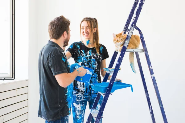Takım çalışması ve onarım kavramı - yeni dairede bir yenileme işi kedisi olan genç Çift — Stok fotoğraf