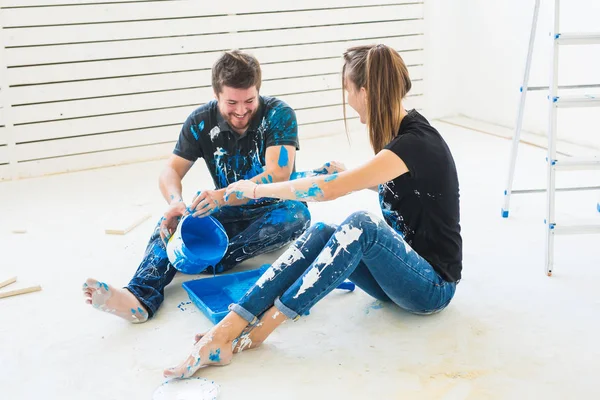 Rénovation, redécoration et concept familial - Jeune couple pour peinture — Photo