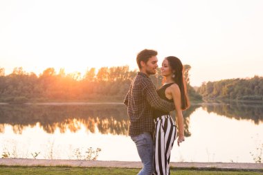 Romantik, sosyal dans ve insanlar kavramı - genç çift bir tango ya da bachata dans göl yakınındaki.
