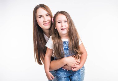 Aile, çocuk ve annelik kavramı - genç anne ve genç kızı birlikte izole beyaz arka plan üzerinde zaman harcamak
