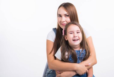 Annelik, Aile ve ilişki kavramı - mutlu anne ve küçük kızı beyaz arka plan üzerinde eğleniyor