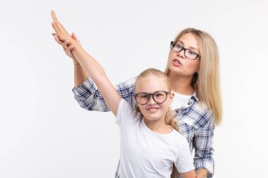 Mutlu genç anne ve moda gözlük gülen çocuk beyaz arka plan üzerinde eğlenmek