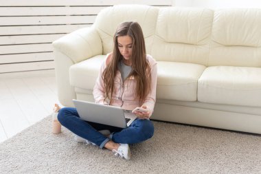 Teknolojileri, serbest ve insanlar kavramı - genç kadın çalışma vasıl ev, o yerde, içme suyu içinde laptop sohbet