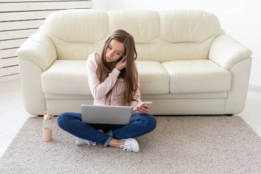 Teknolojileri, serbest ve insanlar kavramı - genç kadın çalışma vasıl ev, o yerde, içinde laptop sohbet çay içiyor
