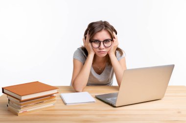 Çalışma, eğitim ve insan kavramı - laptop çok yorgun görünümlü çalışan genç öğrenci kadın