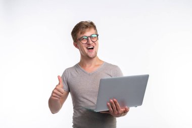 Duygular, eğitim ve insan kavramı - laptop arıyorum ve gülerek yakışıklı bir genç adam