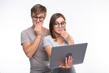 İnekler, çalışma, insanlar kavramı - insanlar bakmak belgili tanımlık laptop ve bakmak gibi bir kaç sürpriz