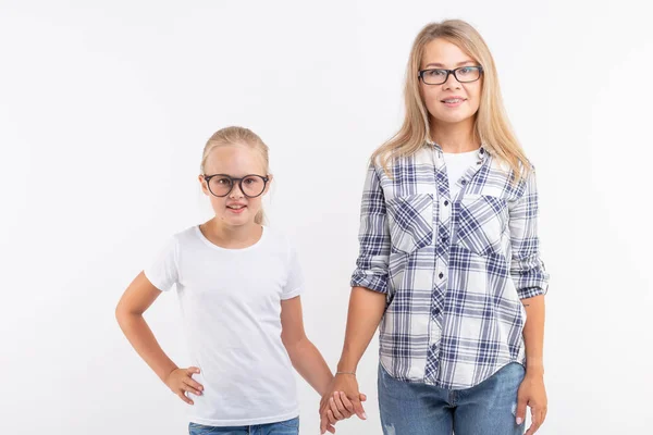 Feliz joven madre y niño riendo en gafas de moda divertirse sobre fondo blanco — Foto de Stock