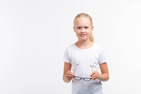 Hermosa niña con gafas sobre fondo blanco con espacio para copiar — Foto de Stock