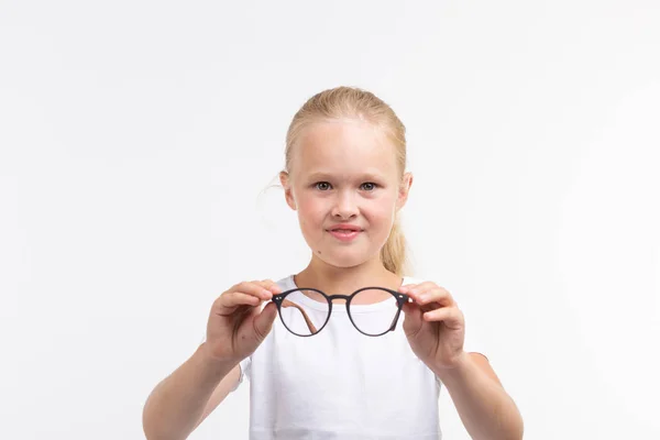 Hermosa niña con gafas aisladas en blanco —  Fotos de Stock