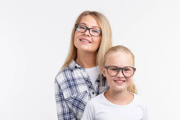 Retrato de madre e hija con anteojos sobre fondo blanco — Foto de Stock