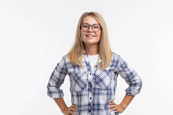 Tanden gezondheid, tandheelkunde en beet correctie - Happy lachende vrouw in glazen met accolades op witte achtergrond — Stockfoto