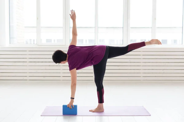 Personas, yoga, deporte y concepto de salud - Mujer de mediana edad practicando yoga, utilizando cubo de estiramiento —  Fotos de Stock
