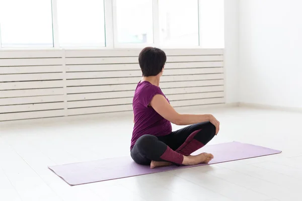 Estilo de vida saludable, personas y concepto deportivo - Mujer de mediana edad haciendo yoga —  Fotos de Stock